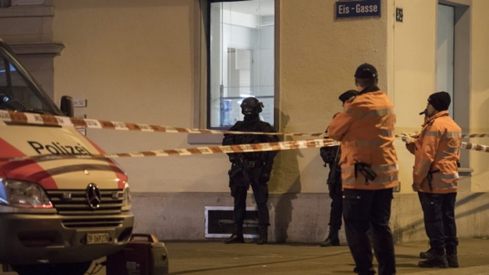 Grossaufgebot der Zürcher Polizei nach Schüssen in einem islamischen Zentrum. Die Hintergründe sind unklar.