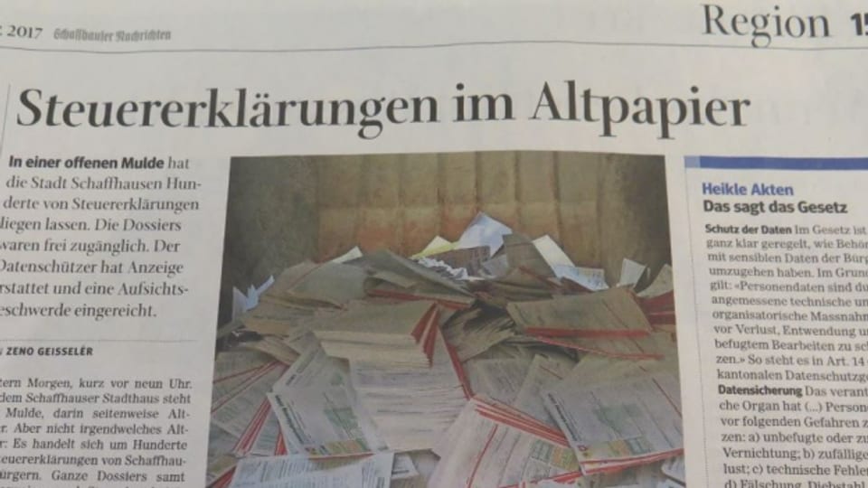 Ein Journalist der «Schaffhauser Nachrichten» konnte ungestört die Steuererklärungen fotografieren.