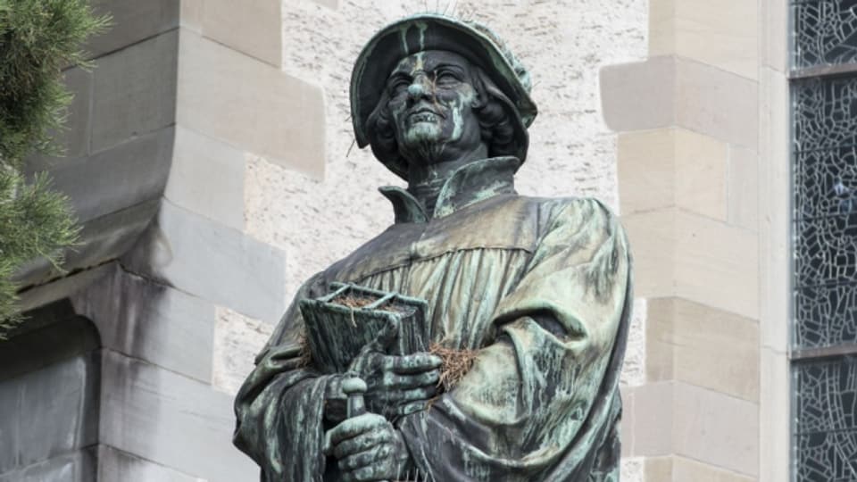 Das Zwingli-Denkmal bei der Wasserkirche in Zürich.
