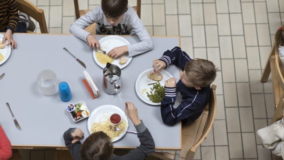 Ob freiwillig oder obligatorisch: Das gemeinsame Mittagessen in der Schule ist offenbar beliebt.