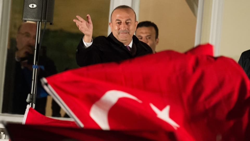 Ob und wo der türkische Aussenminister Mevlüt Cavusoglu in Zürich auftreten wird, ist noch unklar. Hier lässt er sich in Hamburg feiern.