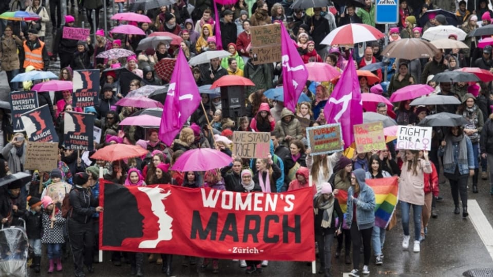 Women's March, 18. März 2017: Frauen demonstrieren in der Zürcher Innenstadt für Gleichberechtigung.