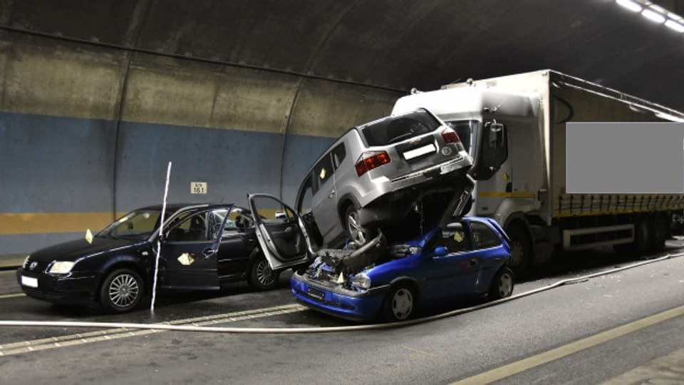 Der grösste Unfall in 20 Jahren: Im Fäsenstaubtunnel kollidierten vier Personenwagen, ein Lastwagen und ein Reisecar.