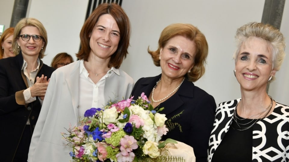 Doris Fiala nach ihrere Wahl, gemeinsam mit ihrer Vorgängerin Carmen Walker Späh (r.) und FDP-Präsidentin Petra Gössi (l.)