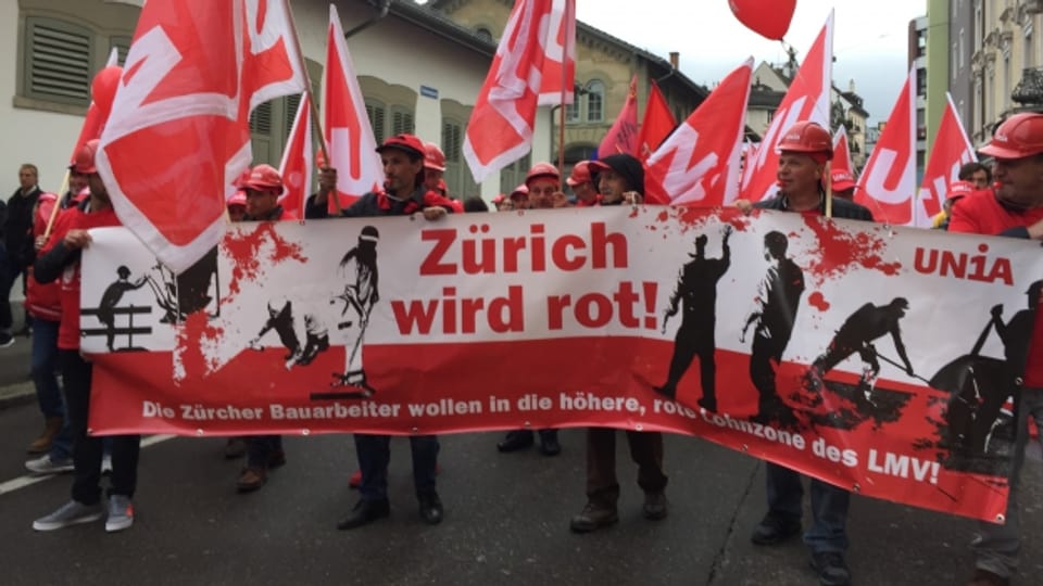 Bauarbeiter demonstrieren in Zürich für höhere Löhne