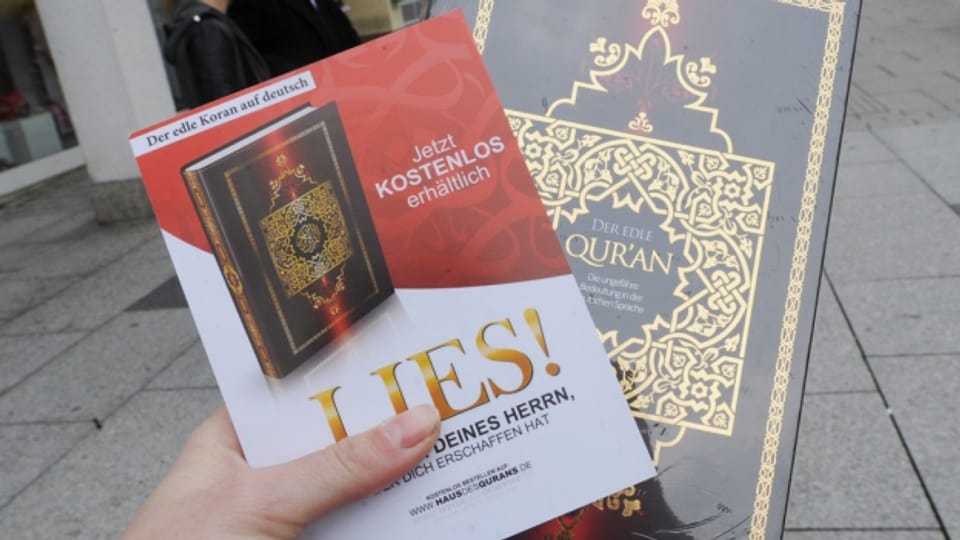 Koranverteilaktion in einer deutsche Fussgängerzone