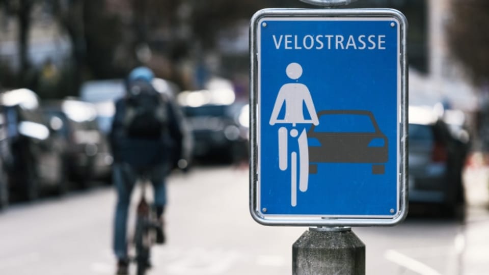Platz da, das Velo kommt! Auf Veloschnellrouten haben Fahrräder den Vortritt vor Autos.