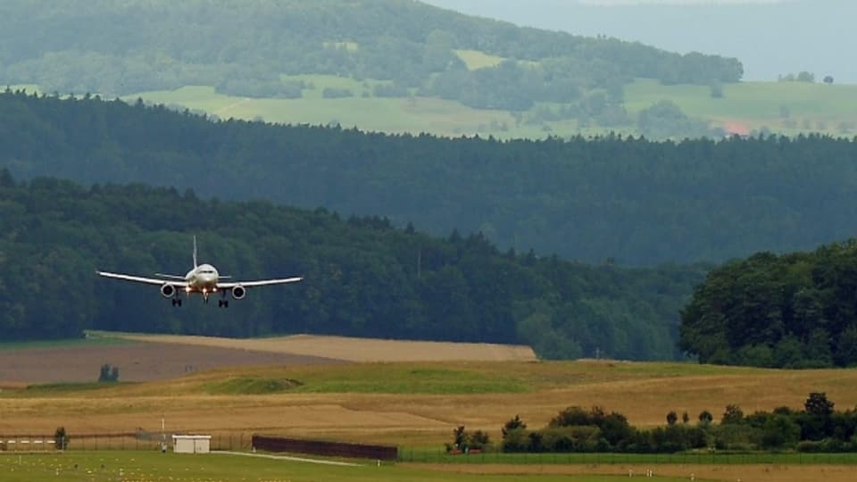 Ein Flugzeug landet von Norden her auf dem Flughafen Zürich.