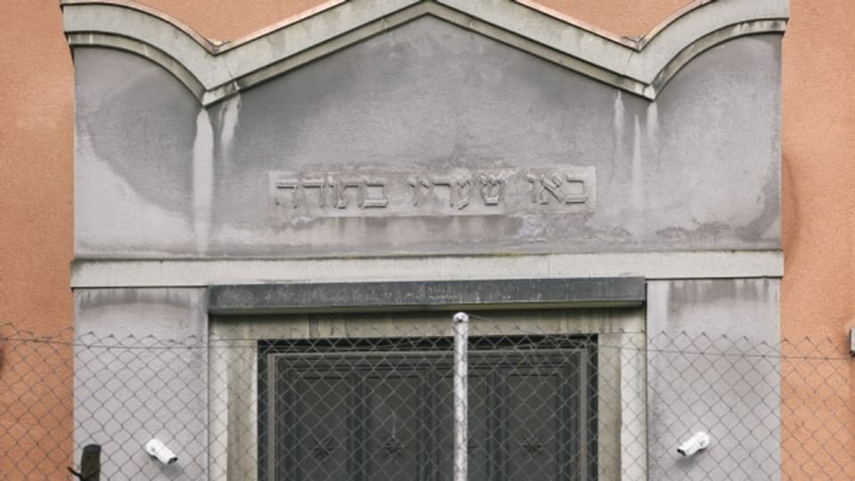 Überwachungskameras am Eingang der Synagoge der Israelitischen Religionsgesellschaft Zuerich.