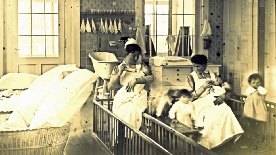 Die Fabrikarbeiterinnen gaben ihre Kinder bereits im Alter von wenigen Tagen in die Krippe.