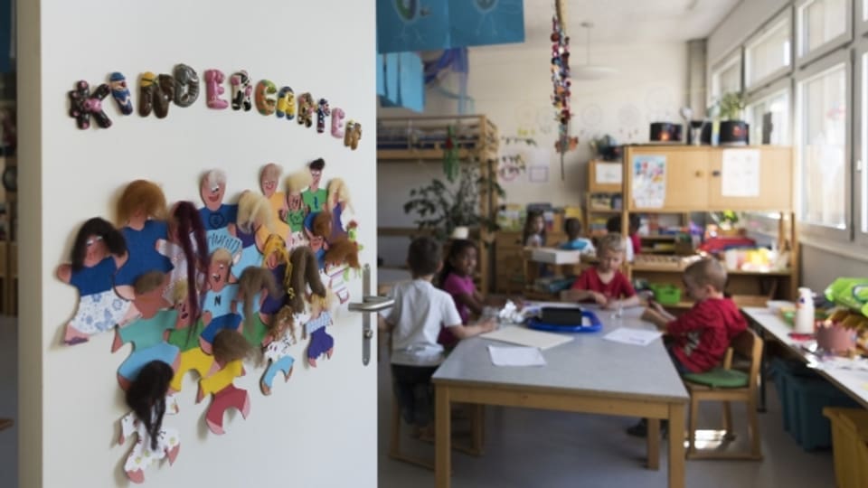 In acht Zürcher Gemeinden kommen Assistenten im Kindergarten zum Einsatz.