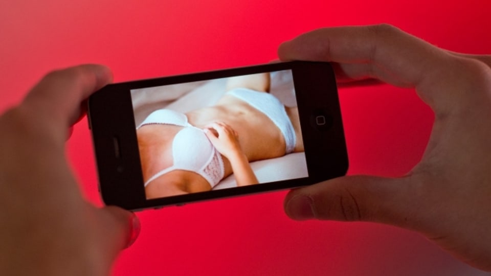  Einmal verschickt, nie mehr gelöscht: Nacktbilder versenden kann weitreichende Folgen haben.