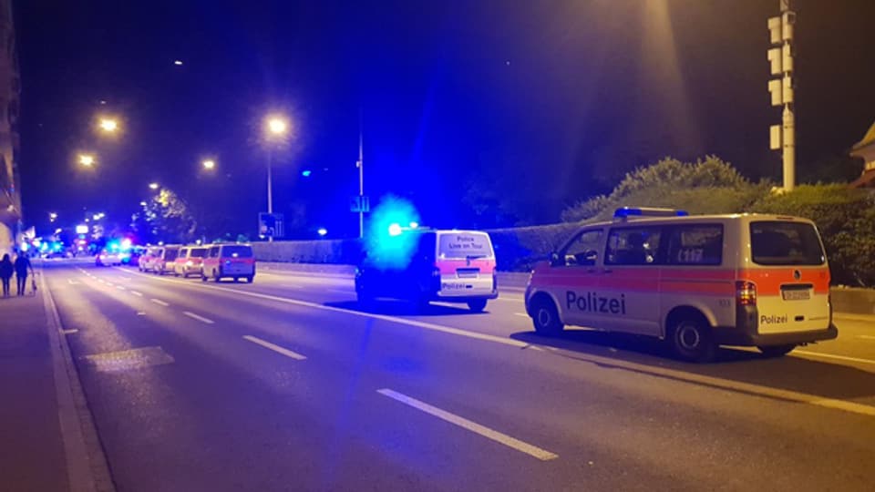 Die Zürcher Stadtpolizei schritt am Samstagnacht mit Gummischrot und Wasserwerfern ein.