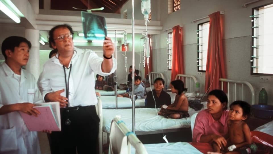 Der Zürcher Kinderarzt Beat Richner auf Visite in einem seiner Spitäler in Kambodscha.