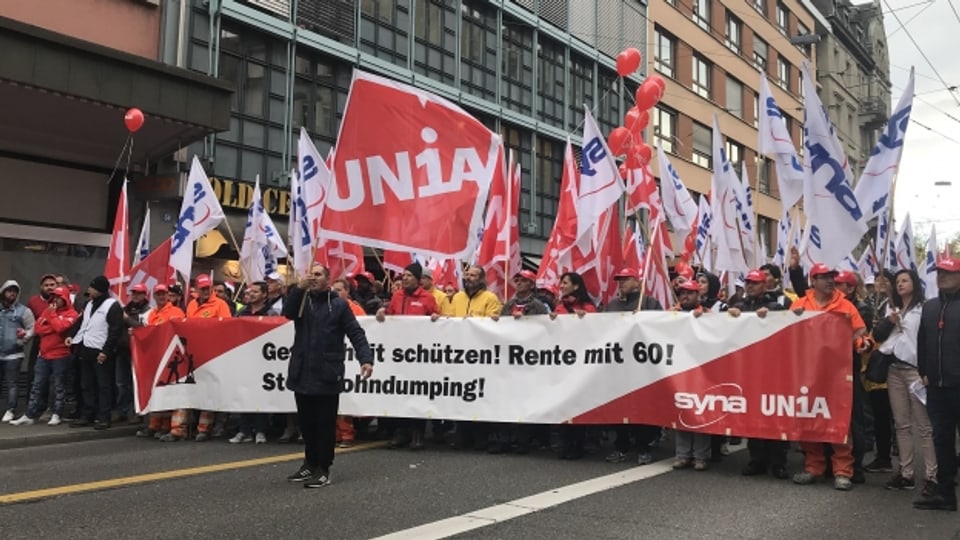 Hunderte Bauarbeiter protestieren in Zürichs Strassen für bessere Arbeitsbedingungen.