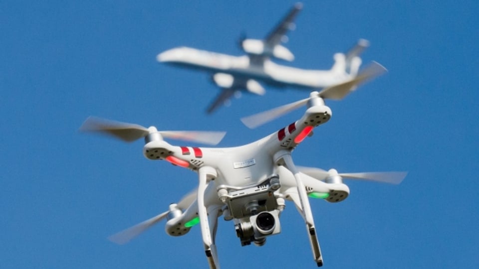 Drohnen sind eine Gefahr für Flughäfen (Symbolbild)