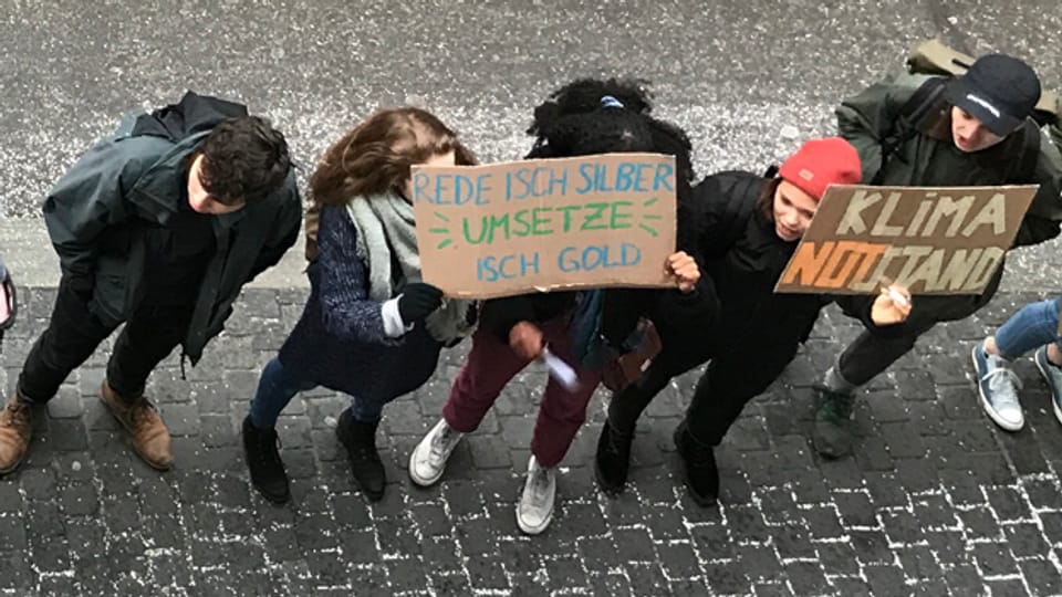 Vor dem Rathaus demonstrieren junge Leute für einen besseren Schutz des Klimas.