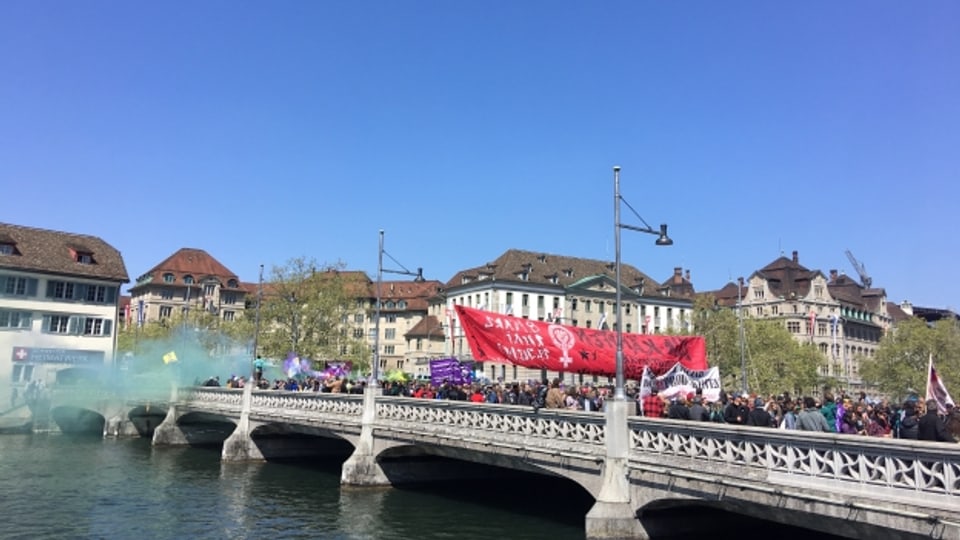 Der Demonstrationszug auf der Rudolf-Brun-Brücke