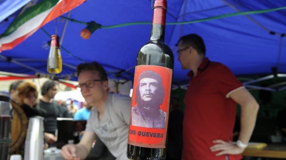 Er darf an einem Arbeiterfest nicht fehlen: Che Guevara als Etikette auf einer Flasche.