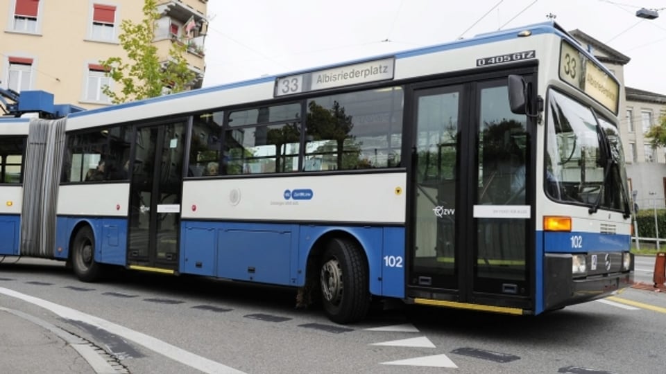 Ein VBZ-Bus der Linie 33. Die Attacke betraf die Linie 64.