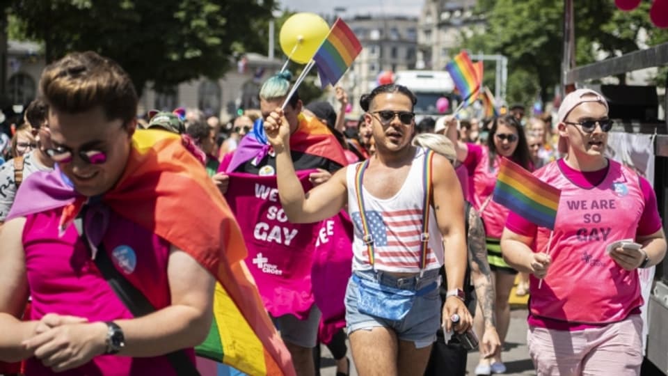 An der Zurich Pride demonstrieren Schwulen und Lesben für gleiche Rechte.