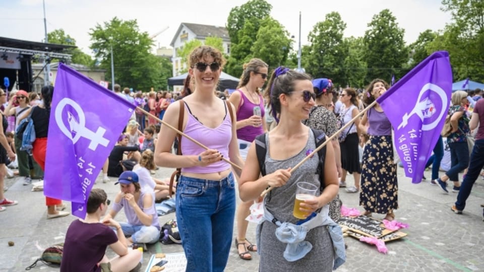 In Zürich meldet die Stadtpolizei mehrere Zehntausend Teilnehmende am Frauenstreik
