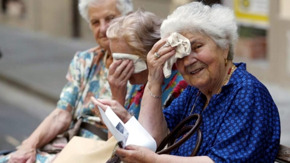 Die Hitze macht älteren Personen besonders zu schaffen, das Hitzetelefon bietet niederschwellige Unterstützung.