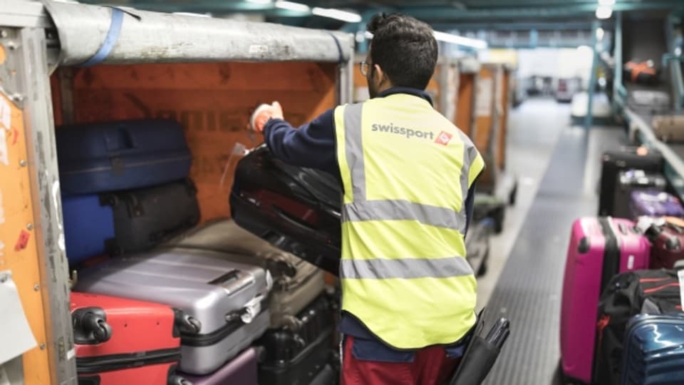 Feriengepäck stapelt sich am Flughafen Zürich: Verlorengegangene Koffer werden nicht mehr nach Hause geliefert.