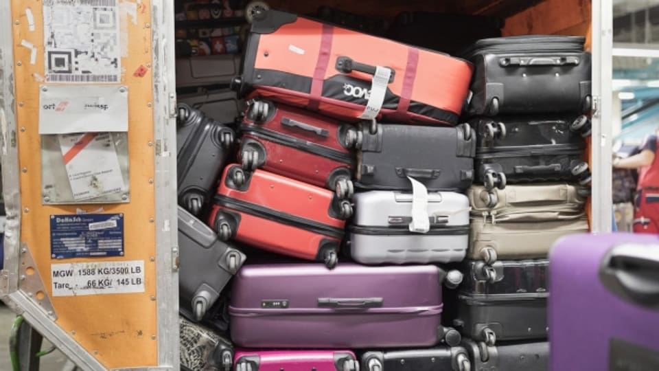 Der Platz am Flughafen Zürich reicht nicht aus: Nachgesendetes Gepäck wird in der Zollhalle gestapelt.