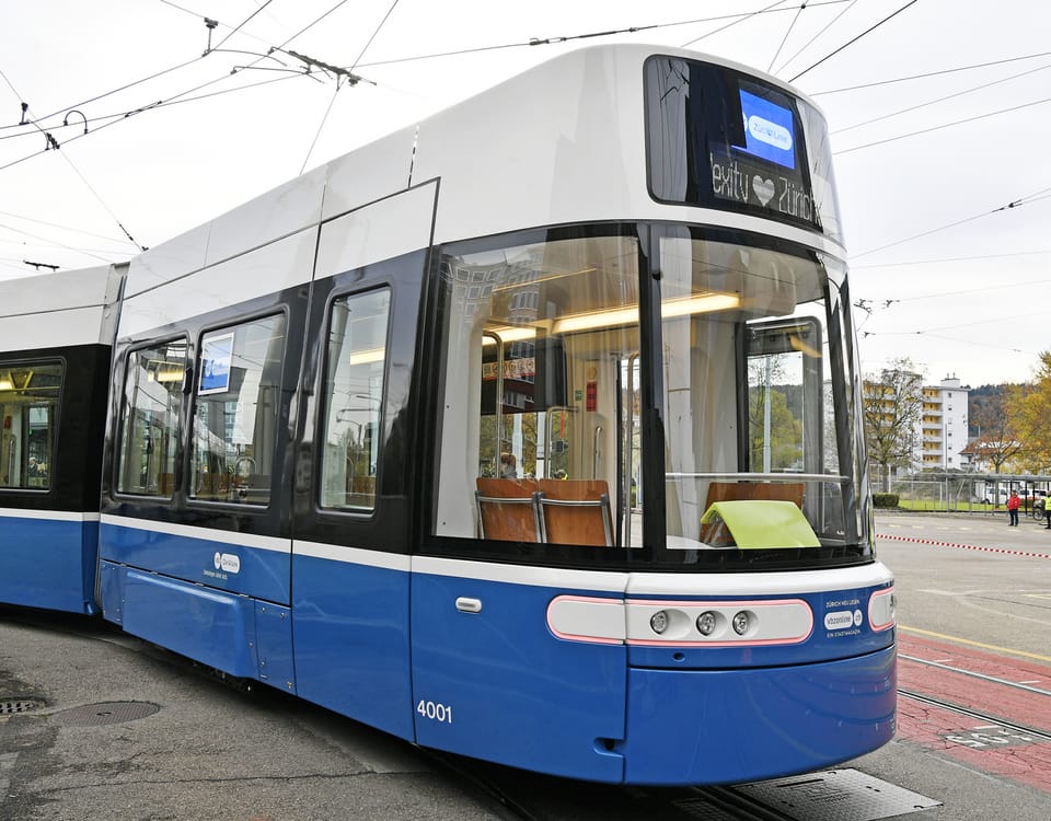 Blumengeschmückt fuhr Zürichs neues Tram in Altstetten ein.