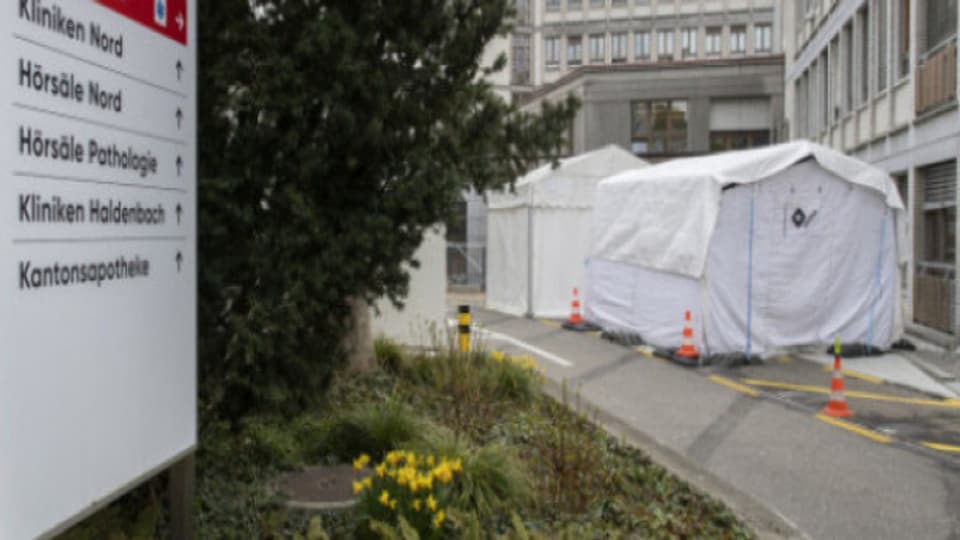 Die Zelte für die Triage von Corona-Patienten: Sie bleiben weiterhin.