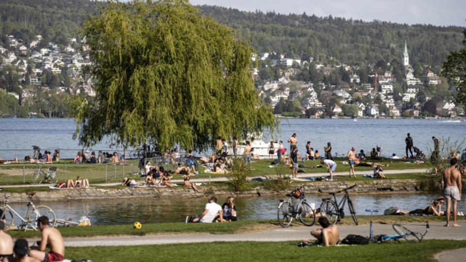 Das schöne Wetter an Auffahrt lockte zahlreiche Menschen an den See und in die Zürcher Parkanlagen.