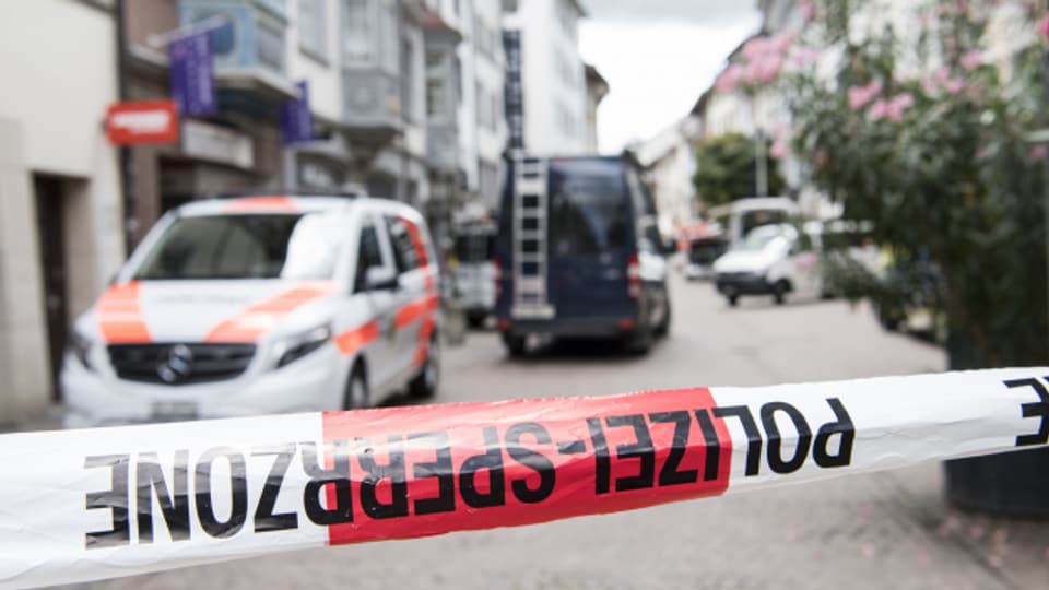 Nach dem Kettensägenangriff in Schaffhausen riegelt die Polizei die Innenstadt ab.