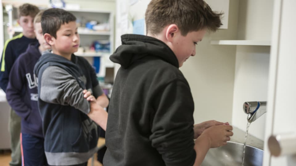 An das Händewaschen haben sich die Kinder gut gewöhnt, doch in der Grippesaison werden neue Fragen auf die Schule zukommen.