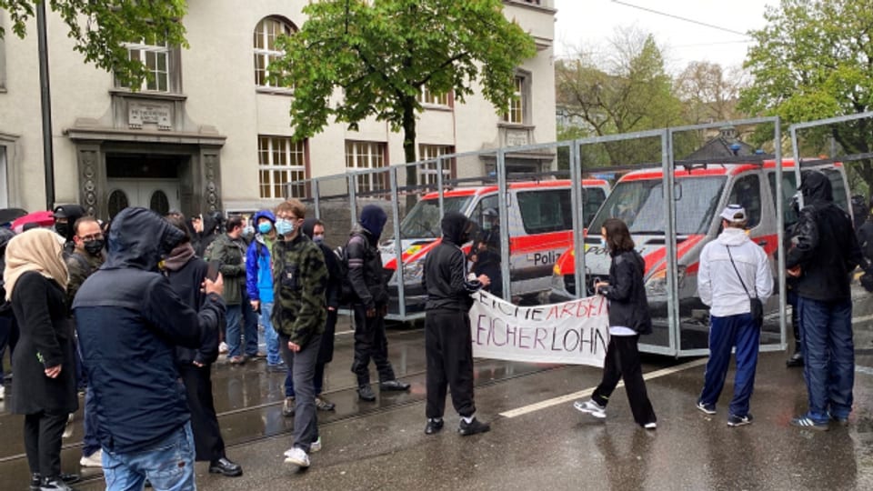 Die Stadtpolizei Zürich hat den Helvetiaplatz abgeriegelt.