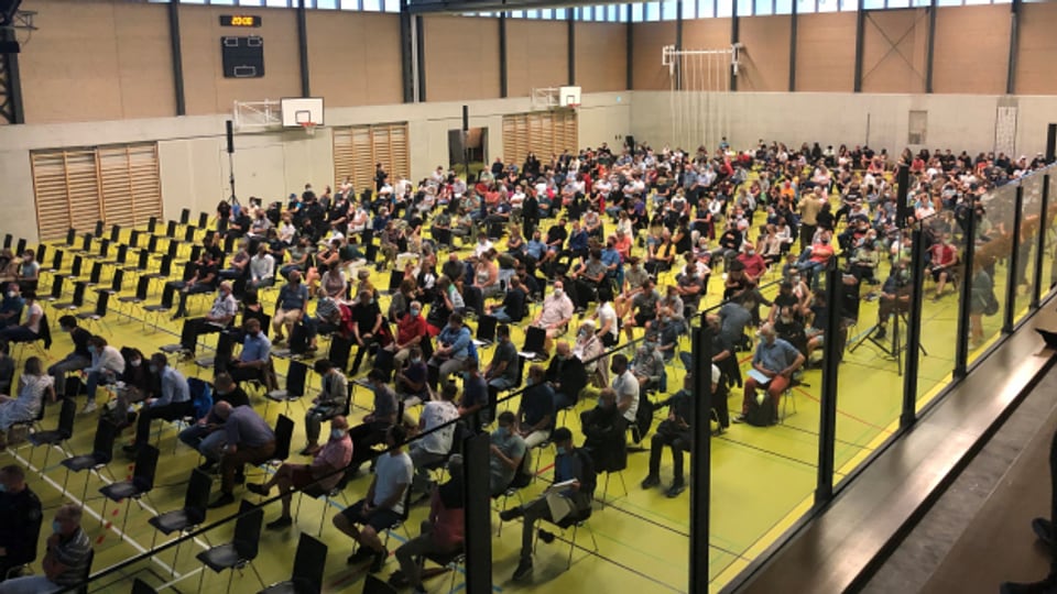 Trotz Fussball: Viele Junge strömten an die Gemeindeversammlung.