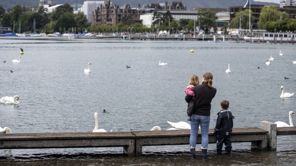 Der Pegel des Zürichsees sinkt nur langsam.