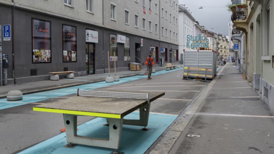 Tischtennis auf der Strasse: Eine autofreie Strasse in Zürich