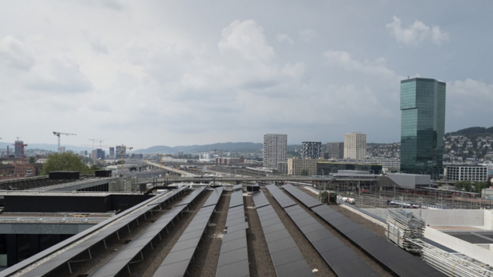 Die Stadt Zürich will künftig mehr Photovoltaikanlagen installieren.