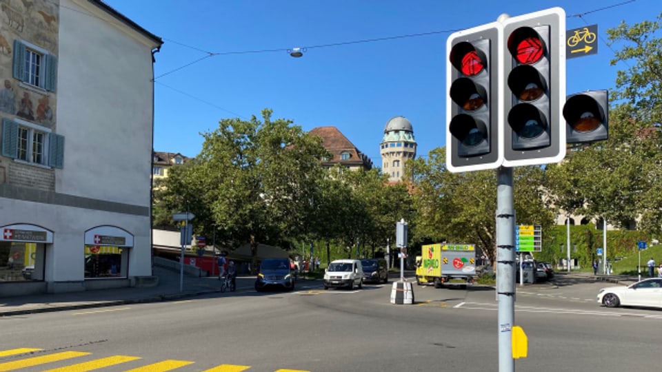Mit dieser Signalisation dürfen Velofahrer in der Stadt Zürich auch bei Rot rechts abbiegen.