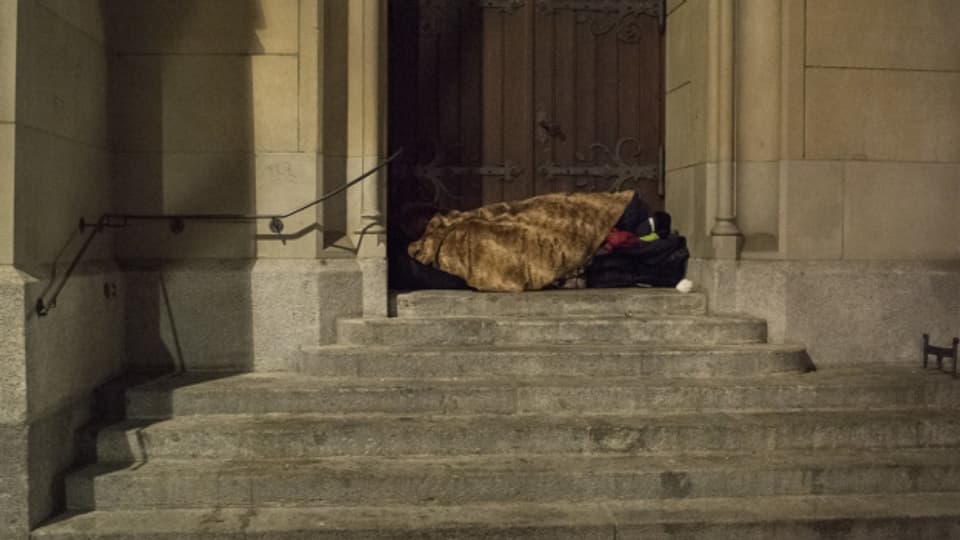 Obdachloser schläft vor einem Gebäude in Zürich