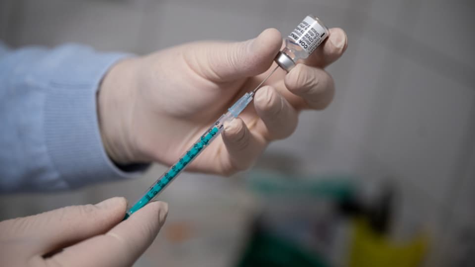 Swissmedic gibt die dritte Corona-Impfung für einen Teil der Bevölkerung frei.