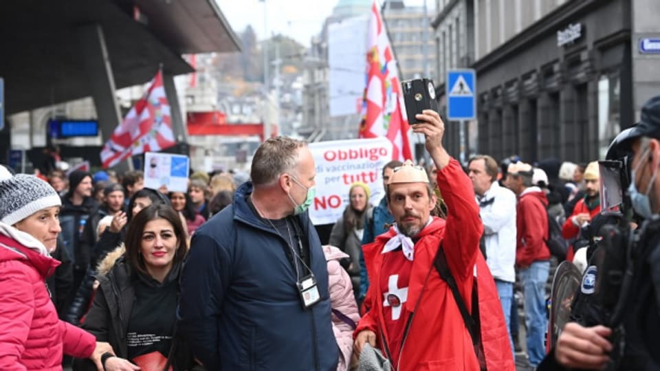 Die Demonstrierenden skandieren «Liberté»-Rufe