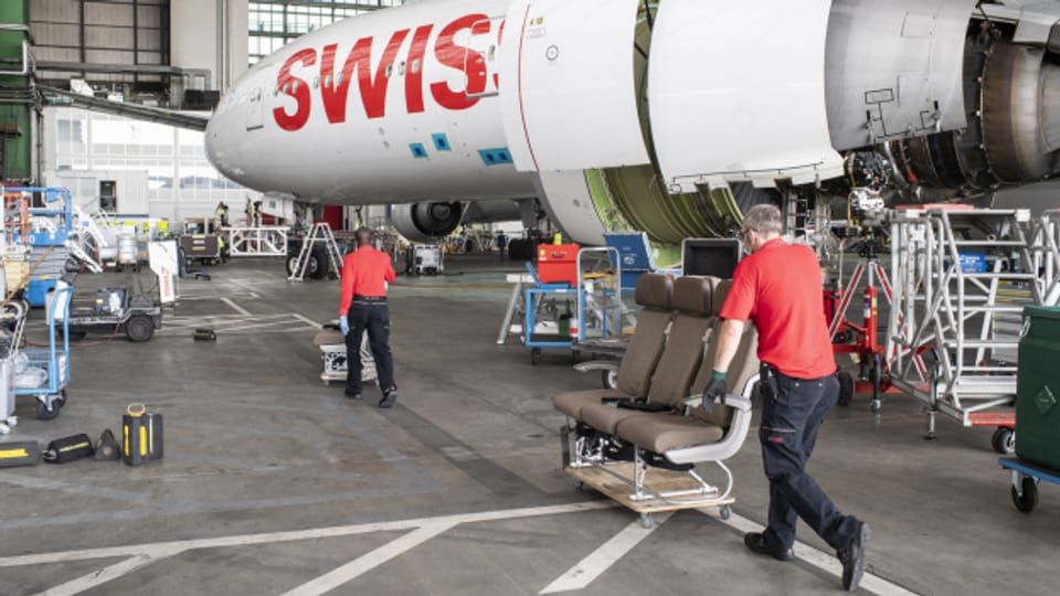 Die Fluggesellschaft Swiss baut aufgrund der anhaltenden weltweiten Corona-Pandemie beim Personal ab.