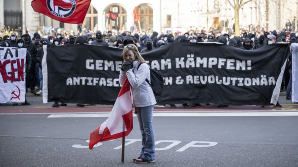 Linke Demonstrierende am Hauptbahnhof Zürich