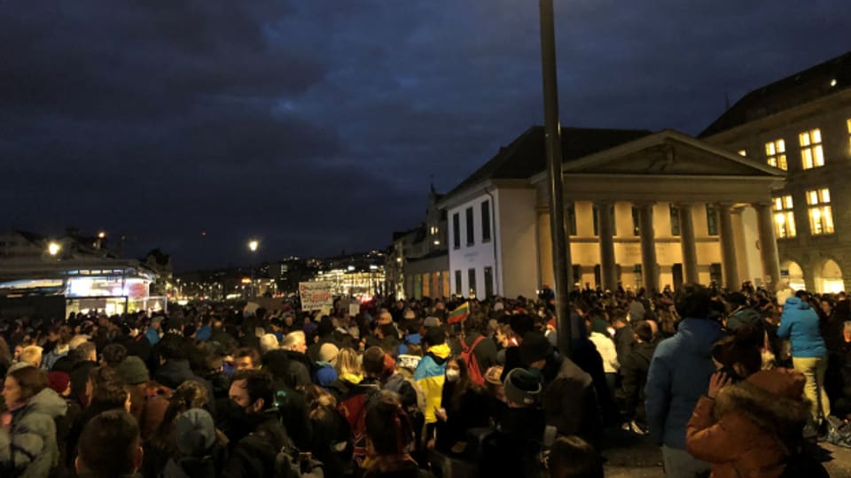 Mit Kerzen und Lichtern haben sich gegen tausend Menschen auf der Rathausbrücke in Zürich eingefunden, um gegen den russischen Einmarsch in der Ukraine zu protestieren.