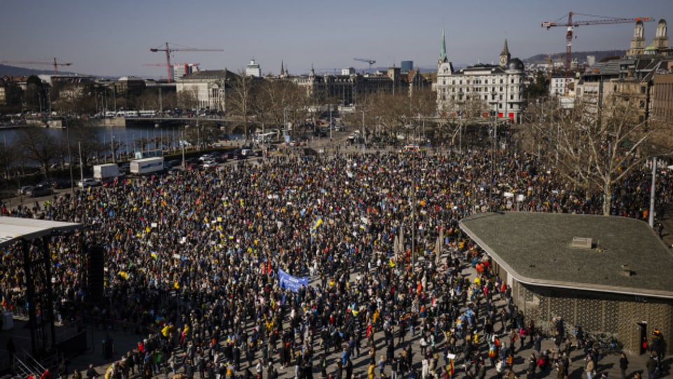 Zehntausende Menschen marschieren auf den Sechseläutenplatz.