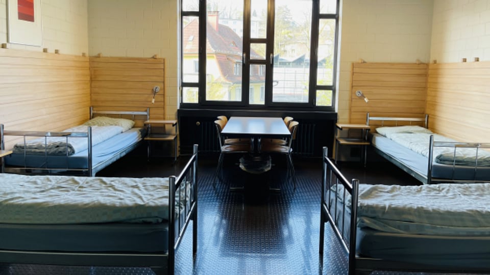 Die Zimmer für die Flüchtlinge in der Winterthurer Mehrzweckhalle Teuchelweiher sind schlicht eingerichtet.