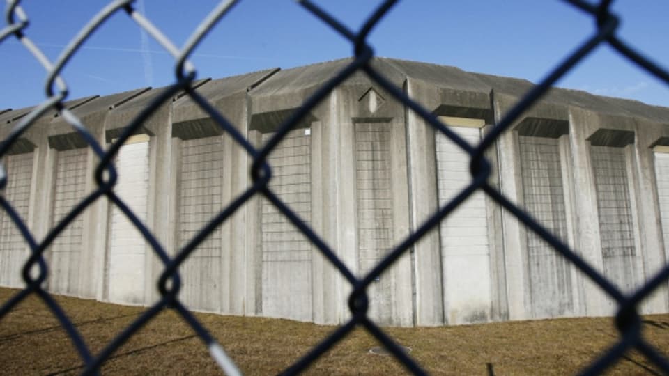 Immer wieder werden Drogen und Handys in Gefängnisse geschmuggelt