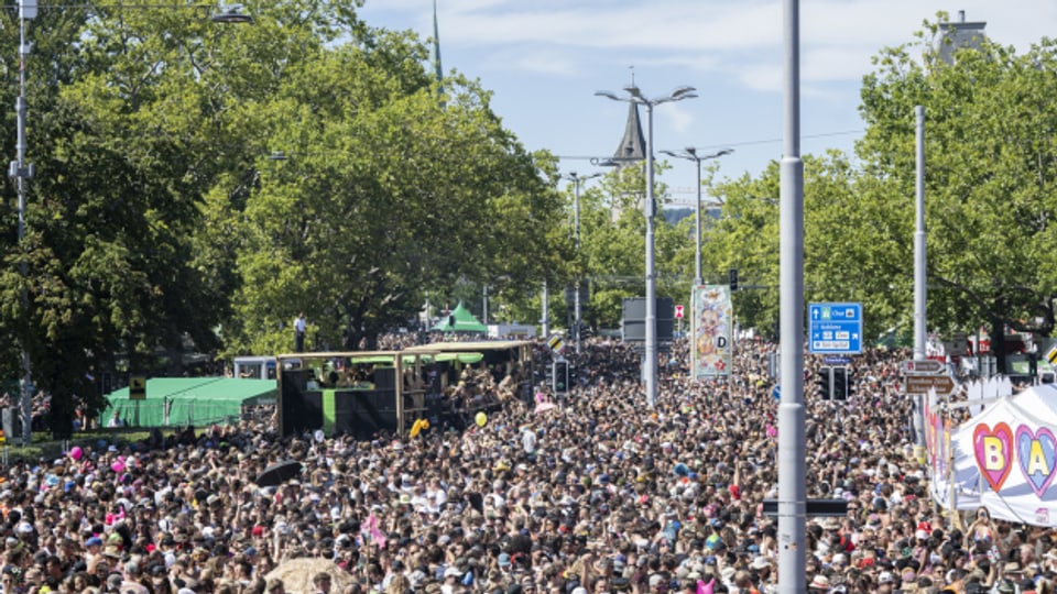Hunderttausende Menschen feiern an der Street Parade in Zürich.